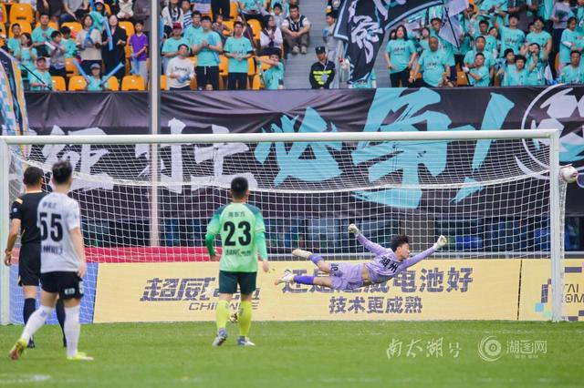 bob半岛体育app下载-21635人的心跳，与湖州队同频——“吴越杯”湖州主场首战侧记|杭州|浙江省城市足球联赛|球迷|看台|折页_新浪体育_新浪新闻