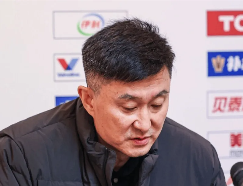 bob半岛体育-主场40分惨败，杜锋赛后点评引争议，锋线无力成硬伤